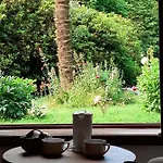 Manoir En Cotentin , Bed & Breakfast